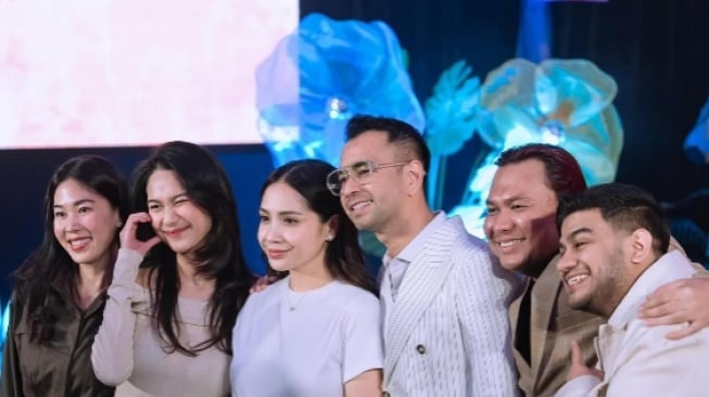 Hadiri Pesta Kejutan Ultah Nagita Slavina dan Raffi Ahmad, Perut Azizah Salsha Bikin Salfok