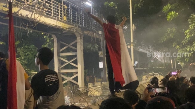 Aksi demo Indonesia Gelap di kawasan Patung Kuda, Jakarta Pusat ricuh. Massa pendemo menyerang aparat kepolisian dengan petasan hingga bom molotov. (Suara.com/Faqih)