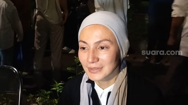 Kronologi Meninggalnya Ayah Wanda Hamidah: Dari Kanker Usus hingga Tak Sadarkan Diri