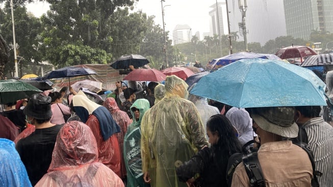 Hujan Deras Guyur Kawasan Patung Kuda, Masa Aksi 'Indonesia Gelap' Tetap Bertahan