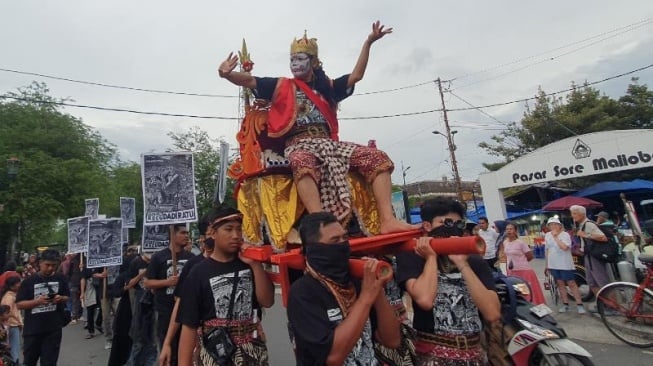 Jengah Gelombang Aksi Massa Tak Dihiraukan Elit, Masyarakat Tradisi Jogja Gelar Teatrikal Budaya