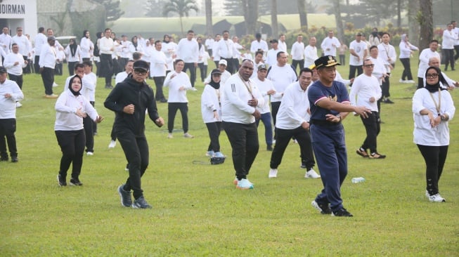 Peserta Retreat Magelang Semangat Ikuti Olahraga Pagi, Mendagri Tito Ikut Senam Pagi Bersama