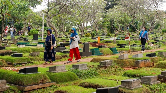 Warga melakukan ziarah kubur di TPU Karet Bivak, Jakarta, Sabtu (22/2/2025). [Suara.com/Alfian Winanto]
