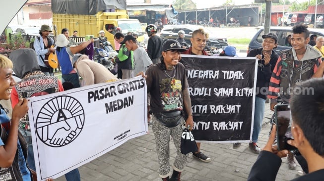 Komunitas Punk di Medan Gelar Pasar Gratis di bawah fly over Jalan Djamin Ginting Medan, Sabtu (22/2/2025). [Suara.com/ M.Aribowo]