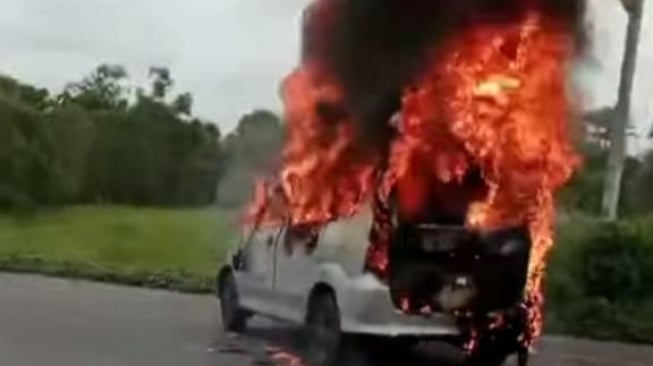 Diduga Angkut BBM, Mobil Terbakar dan Meledak Hebat di Jalintim Indralaya