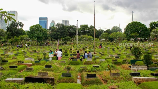 Warga melakukan ziarah kubur di TPU Karet Bivak, Jakarta, Sabtu (22/2/2025). [Suara.com/Alfian Winanto]
