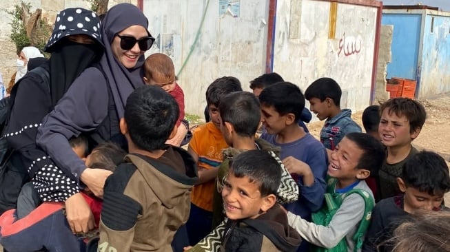 Zaskia Adya Mecca bersama anak-anak Gaza di Palestina. (Instagram/@zaskiadyamecca)