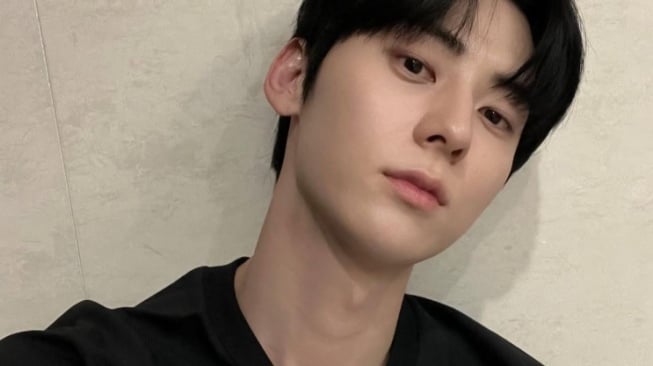 4 OOTD Cozy Style ala Hwang Min Hyun untuk Inspirasi Gaya Harianmu!