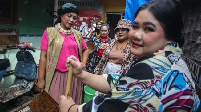 Peserta mengenakan busana inovasi kain tenun dan perca saat mengikuti peragaan busana bertajuk Sukacita Bustaman di Kampung Bustaman, Semarang, Jawa Tengah, Sabtu (22/2/2025). [ANTARA FOTO/Makna Zaezar/nz]