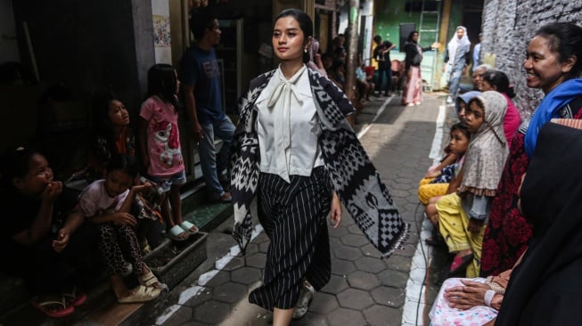 Peserta mengenakan busana inovasi kain tenun saat mengikuti peragaan busana bertajuk Sukacita Bustaman di Kampung Bustaman, Semarang, Jawa Tengah, Sabtu (22/2/2025). ANTARA FOTO/Makna Zaezar/nz]