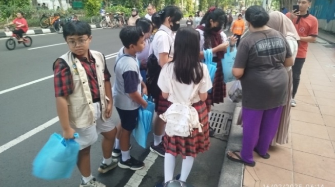 Selamatkan Bumi dari Plastik, TK Tarakanita dan SD-SMP Santo Yosef Ajak Warga CFD Taman Bungkul Surabaya Beraksi