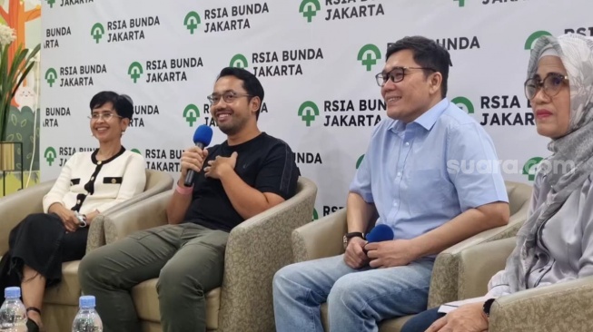 Suami Kiky Saputri, Muhammad Khairi dalam konferensi pers kelahiran putri pertama di RSIA Bunda, Menteng, Jakarta Pusat pada Minggu (23/2/2025). [Suara.com/Tiara Rosana]