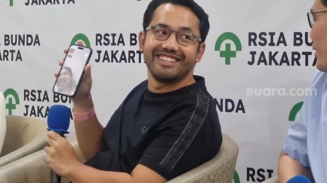 Suami Kiky Saputri, Muhammad Khairi dalam konferensi pers kelahiran putri pertama di RSIA Bunda, Menteng, Jakarta Pusat pada Minggu (23/2/2025). [Suara.com/Tiara Rosana]