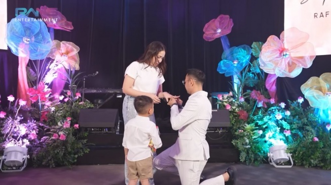 Kejutan ulang tahun Raffi Ahmad dan Nagita Slavina. [YouTube/Rans Entertainment]