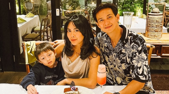 Marcell Darwin dan Fasty Nabila bersama putranya. [Instagram]