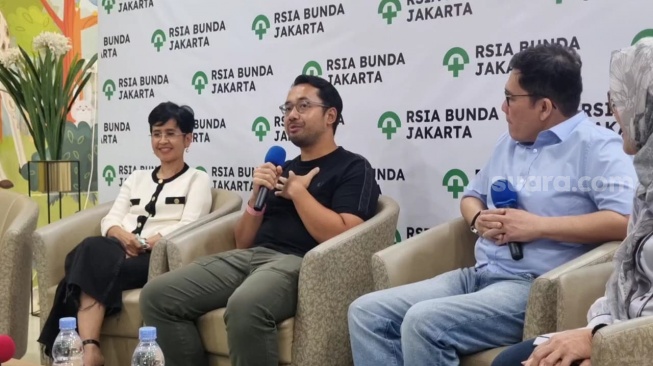 Suami Kiky Saputri, Muhammad Khairi dalam konferensi pers kelahiran putri pertama di RSIA Bunda, Menteng, Jakarta Pusat pada Minggu (23/2/2025). [Suara.com/Tiara Rosana]