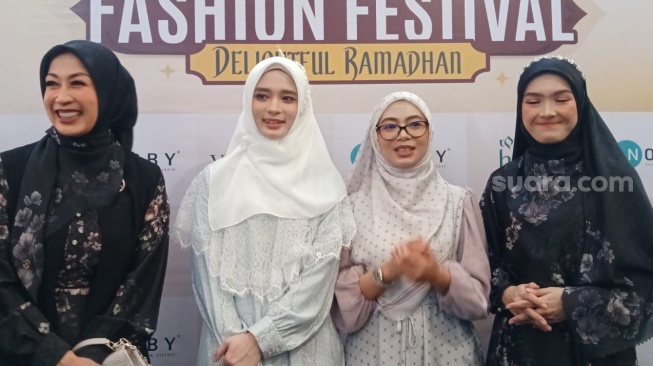 Inara Rusli bersama Unilahwati dan muse lainnya ditemui di Karawang, Jawa Barat pada Minggu (23/2/2025). [Suara.com/Rena Pangesti]