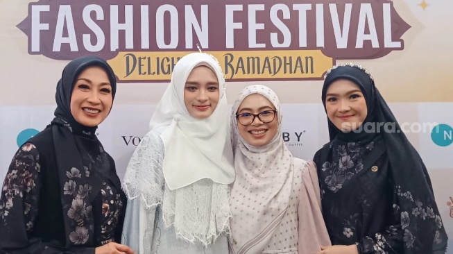 Meriahkan Fashion Show, Inara Rusli Pamerkan Busana Syar'i Sambut Ramadan