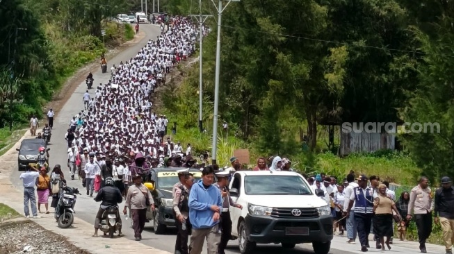 Ribuan Pelajar SD, SMP, dan SMA di Kabupaten Paniai, Papua Tengah, melakukan aksi demonstrasi, Senin (24/2/2015). (Suara.com/Elias Douw)