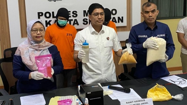 Polres Metro Jakarta Selatan Tangkap Penjual Kosmetik Tanpa Izin Edar Beromzet Miliaran