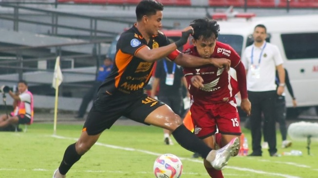 Pesepak bola PSM Makassar Ricky Pratama (kanan) berebut bola dengan pesepak bola Persija Jakarta Muhammad Ferarri (kiri) dalam pertandingan Liga 1 2024/2025 di Stadion Kapten I Wayan Dipta, Gianyar, Bali, Minggu (23/2/2025). (ANTARA FOTO/FIKRI YUSUF)