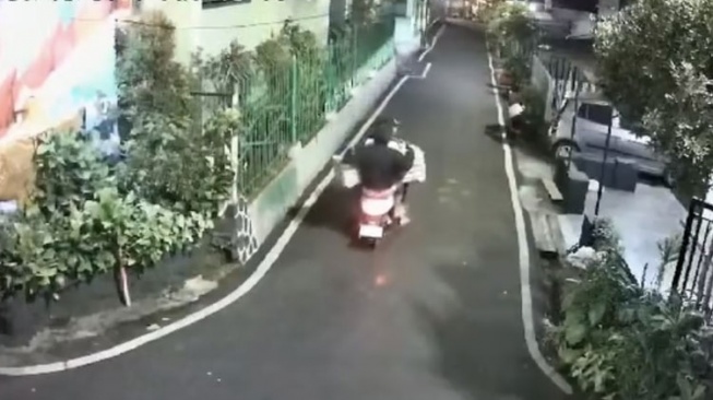 Aksi Maling Pencuri Telur di Malang Terekam CCTV, yang Dicolong Ratusan Butir