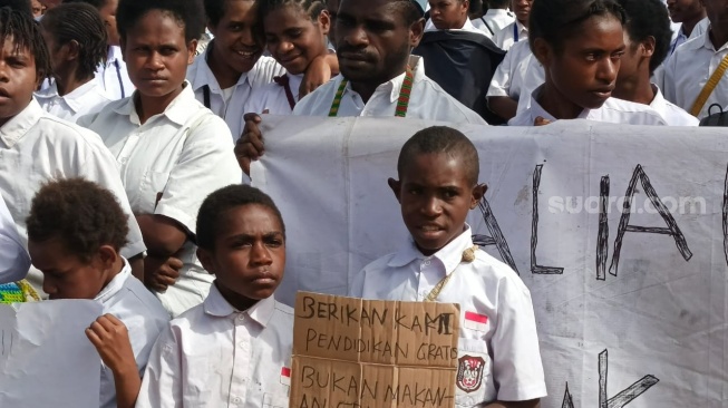 Pelajar SD hingga SMA se-Paniai Tolak MBG: Pendidikan Gratis di Papua Lebih Penting!