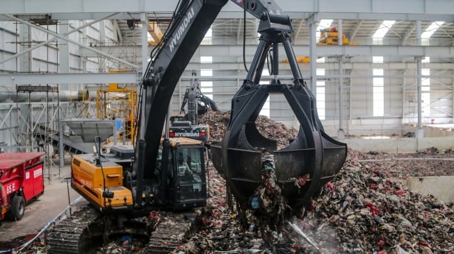 Suasana pengolahan sampah di Refuse Derived Fuel (RDF) Rorotan, Jakarta, Selasa (25/2/2025). [Suara.com/Alfian Winanto]