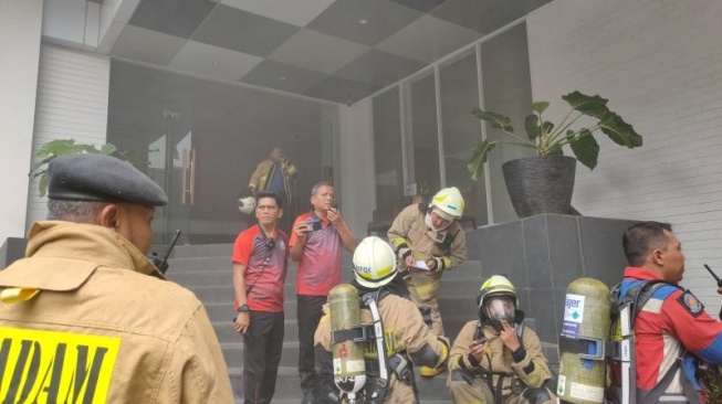 Asap Masih Mengepul di Dalam Hotel 101 Urban Glodok, 100 Damkar Dikerahkan