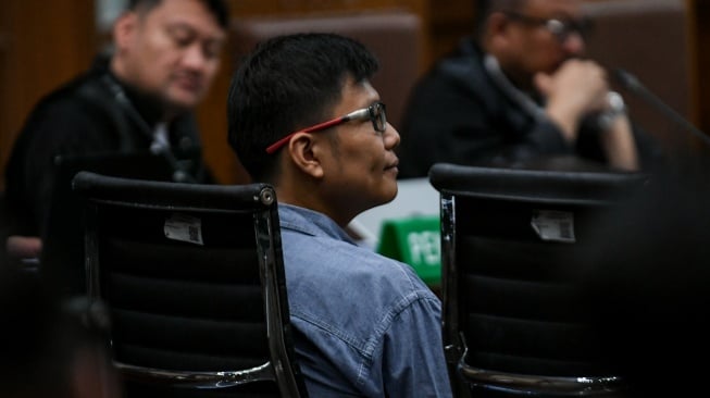 Terpidana pembunuhan, Gregorius Ronald Tannur menjadi saksi dalam sidang kasus suap dan gratifikasi terhadap hakim Pengadilan Negeri (PN) Surabaya atas pemberian vonis bebas terhadap dirinya di Pengadilan Tipikor, Jakarta, Selasa (25/2/2025). [ANTARA FOTO/Hafidz Mubarak A/YU]