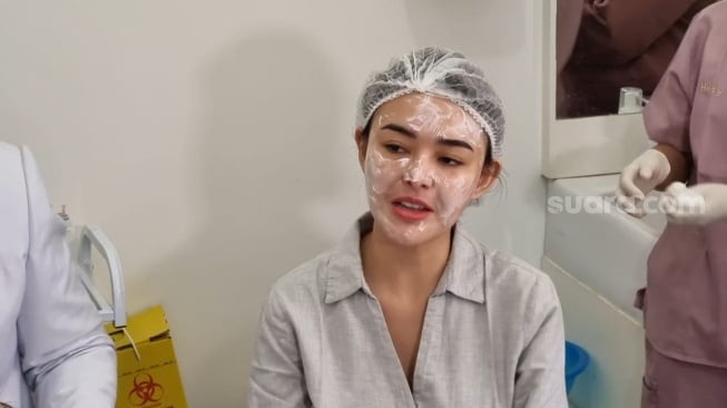 Amanda Manopo ajak fans perawatan wajah di Klinik Dermapro, Tanjung Duren, Jakarta, Selasa (25/2/2025). [Suara.com/Adiyoga Priyambodo]