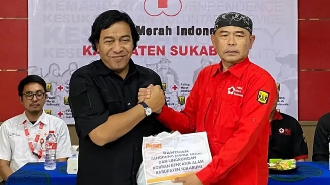 Komeng bersama PASKI salurkan bantuan 150 paket sembako untuk korban bencana alam di Kabupaten Sukabumi melalui PMI. (Sumber Foto: PMI Kab. Sukabumi)