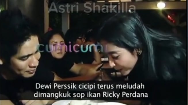 Dewi Perssik ludahi makanan Ricky Perdana (YouTube)