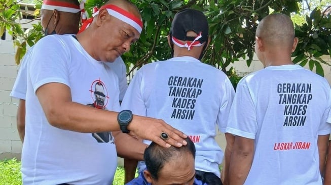 Kades Kohod Jadi Tersangka Pagar Laut, Warga Tangerang Ramai-ramai Cukur Gundul dan Gelar Selamatan