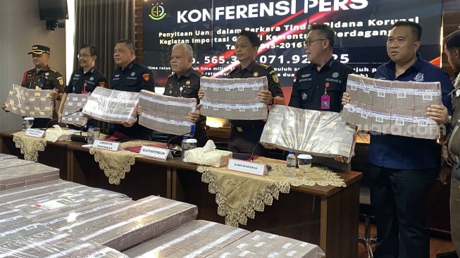 Pamer Tumpukan Duit, Kejagung Sita Rp565 Miliar Terkait Kasus Impor Gula Tom Lembong