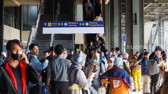 Suasana aktivitas penumpang di Peron jalur 1 bangunan baru Stasiun Tanah Abang, Jakarta, Selasa (25/2/2025). [Suara.com/Alfian Winanto]