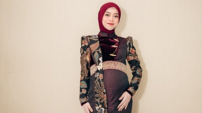 Outfit Kondangan Hijab Para Selebriti: Lesti Kejora (Instagram)