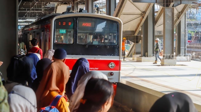 Penumpang menunggu kedatangan kereta di Peron jalur 1 bangunan baru Stasiun Tanah Abang, Jakarta, Selasa (25/2/2025). [Suara.com/Alfian Winanto]