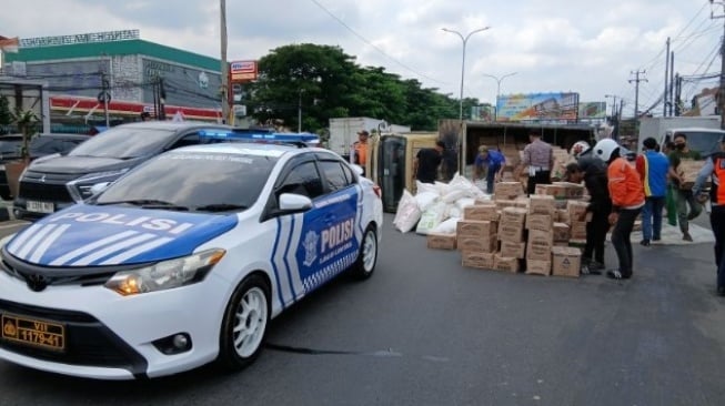 Penyebab Truk Sembako Terguling di Jalan Raya Serpong Tangerang Selatan