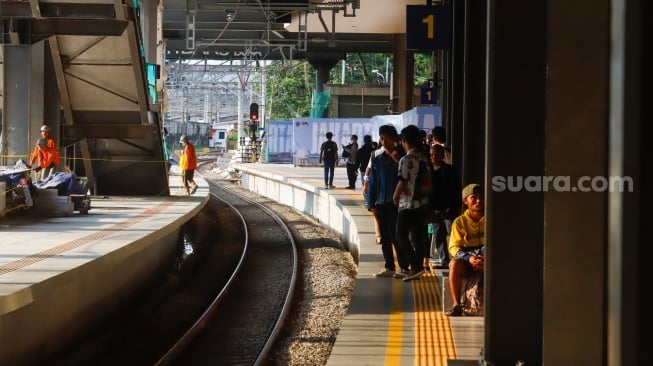 Suasana aktivitas penumpang di Peron jalur 1 bangunan baru Stasiun Tanah Abang, Jakarta, Selasa (25/2/2025). [Suara.com/Alfian Winanto]