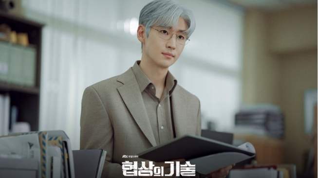 Visual Lee Je Hoon dengan Rambut Putih Mencolok di The Art Of Negotiation