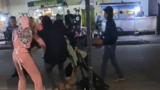 Video seorang polisi dianiaya hingga terkapar oleh puluhan pria diduga anggota TNI yang menyerang Markas Polres Tarakan. (tangkapan layar/X)