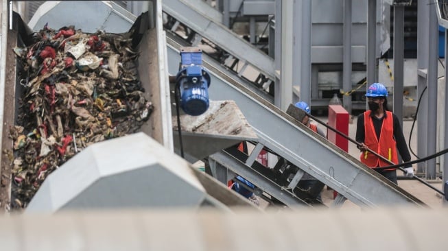 Suasana pengolahan sampah di Refuse Derived Fuel (RDF) Rorotan, Jakarta, Selasa (25/2/2025). [Suara.com/Alfian Winanto]