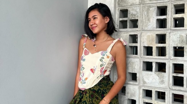 Inspirasi Outfit Kondangan Wanita dari Para Selebriti: Shenina Cinnamon (Instagram)