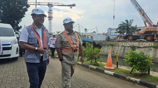 Wakil Gubernur DKI Jakarta Rano Karno saat meninjau progres pembangunan Instalasi Pengelolaan Air (IPA) Buaran III yang terletak di Jalan Raya Kalimalang, Duren Sawit, Jakarta Timur, Selasa (25/2/2025). (Suara.com/Fakhri)