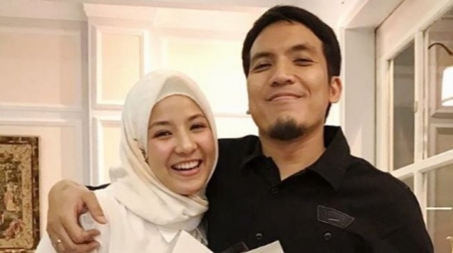 Deretan Momen Kebersamaan Desta dan Natasha Rizky Usai Cerai, Terbaru Nangis Saat Baca Puisi Mantan Istri