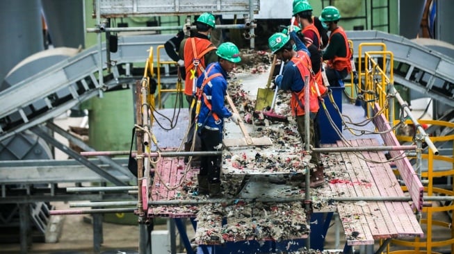 Suasana pengolahan sampah di Refuse Derived Fuel (RDF) Rorotan, Jakarta, Selasa (25/2/2025). [Suara.com/Alfian Winanto]