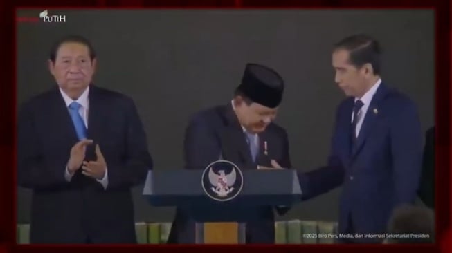 Menunduk Saat Salaman dengan Jokowi, Gesture Prabowo Kena Sentil Netizen: Anda Itu Presiden..