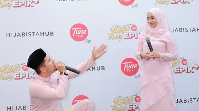 Gaya Fuji jadi model busana muslim. [Instagram/@fuji_an]