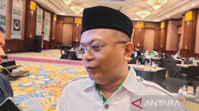 Anggota Komisi V DPRD Jawa Barat Zaini Shofari memberikan keterangan di salah satu hotel di Bandung. ANTARA/Ricky Prayoga